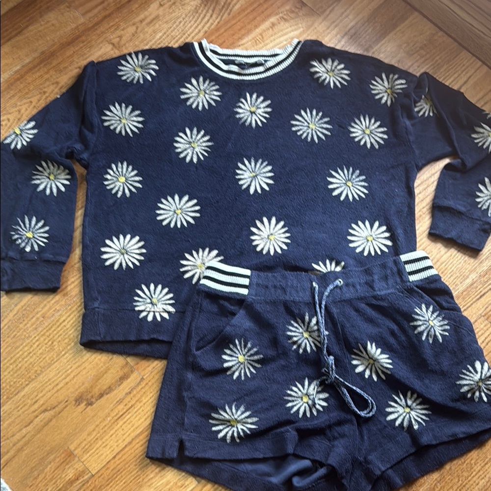 Splendid sweater and short set.  Size medium.

1B